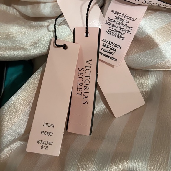 NWT VICTORIA'S SECRET Satin Long PJ Set- xs small - Picture 6 of 7